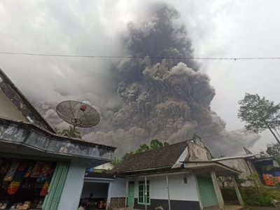 Erupción en Indonesia deja un muerto y obliga a desalojar a miles de personas