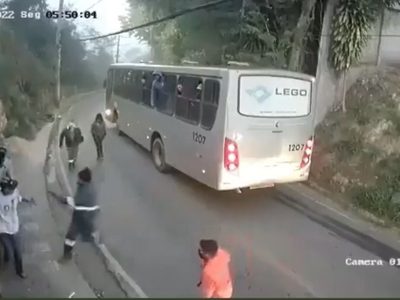 Pasajeros se bajan de un autobús para golpear a un sujeto que agredía a una mujer en Brasil (Video)