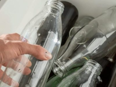 Un toque de pintura y listo: reciclá botellas de vidrio y hacé un tesoro decorativo para tu casa