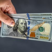 El dólar oficial comenzó la semana con una leve suba