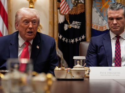 Trump advierte que "cualquiera" que venda drogas a EU "está sujeto a ataques"