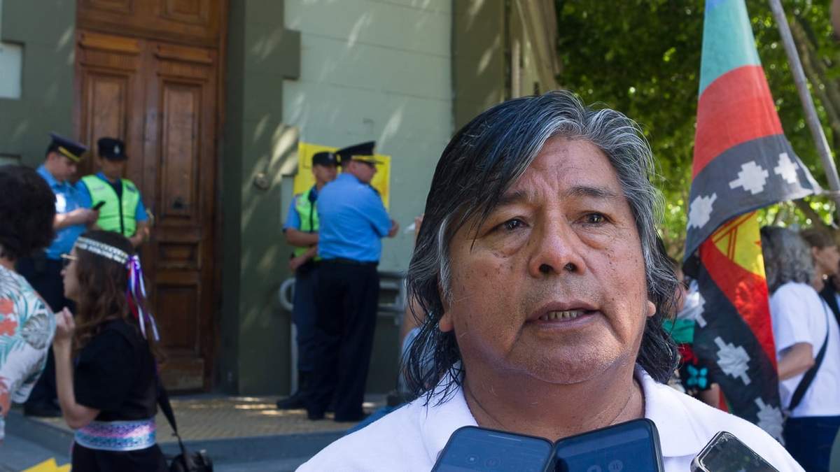 Jorge Nahuel, de la Confederación Mapuche, frente a la Casa de Gobierno. Fuente: (Emiliano Ortiz)