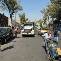 Chofer avienta camión de volteo a policías; lo detienen tras una persecución en Reforma (Video)