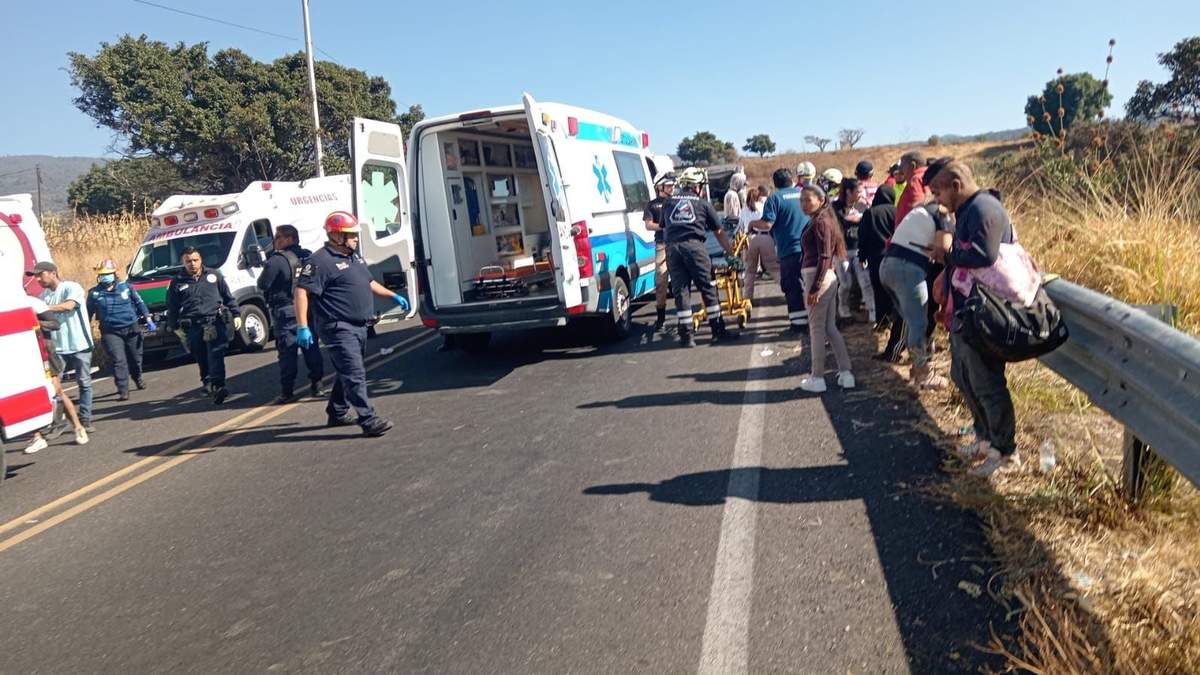 Servicios de emergencia atienden a las víctimas de un accidente carretero en la llamada Curva del Diablo en Morelos
