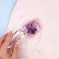 Recuperala por completo: quitá las manchas de esmalte de tu ropa con este sencillo truco