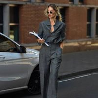 Cómo es la tendencia minimalista de moda que fue furor en los 90 y que pisa fuerte esta primavera-verano