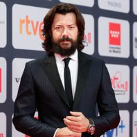 Álvaro Morte, el protagonista de "La Casa de Papel", deslumbró en una gala con un look renovado