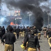 Manifestantes intentan asaltar consulado de EU en Pakistán; hay al menos 22 muertos y 120 heridos