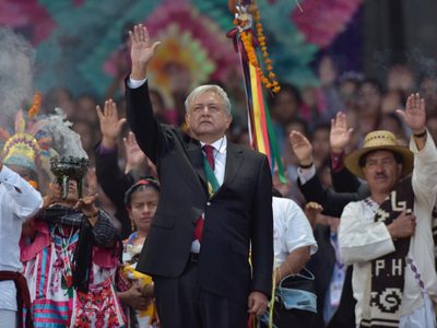 Nos están entregando un país en quiebra, arenga López Obrador en el Zócalo