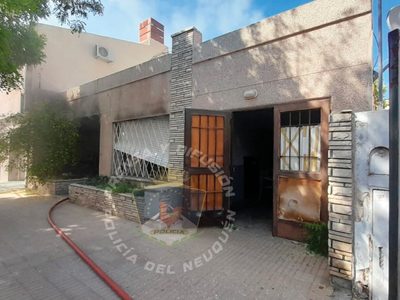 Se quemó parte de una casa y los bomberos rescataron 5 mascotas