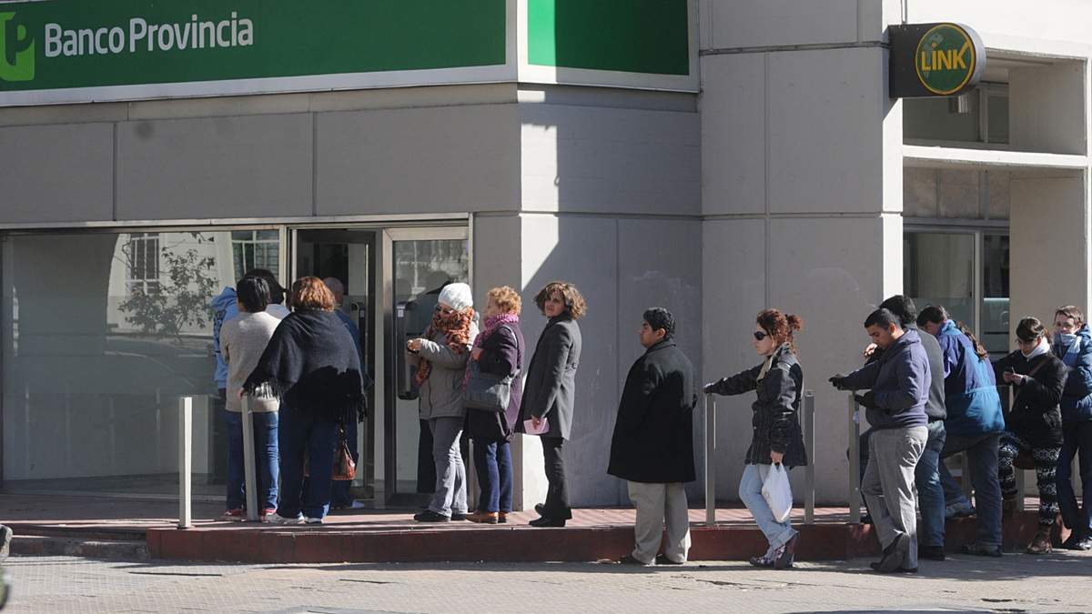 La aglomeración de gente ocurrió en la puerta del Banco Provincia. (Fuente: Twitter)