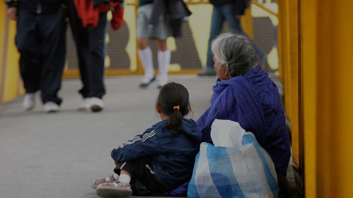 Una niña y una mujer piden limosna en calles de la Ciudad de México