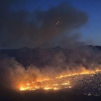 Incendio forestal amenaza decenas de casas en Arizona