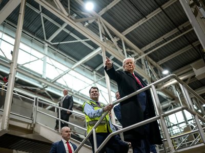 Trump hace gesto ofensivo a un trabajador de Ford que lo tildó de “protector de pedófilos” (Video)