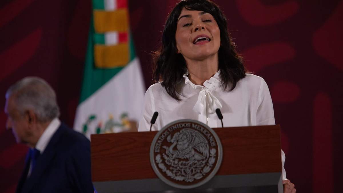 La presentadora