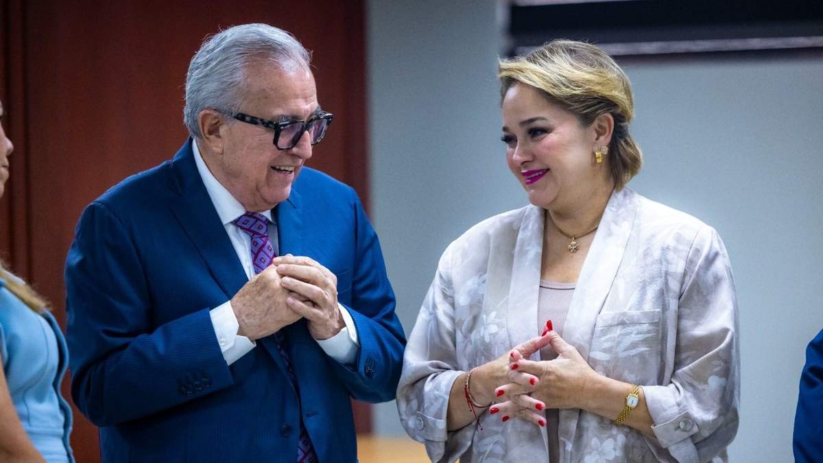 Eneyda Rocha, presidenta del Sistema DIF Estatal, con su padre, el gobernador de Sinaloa, Rubén Rocha