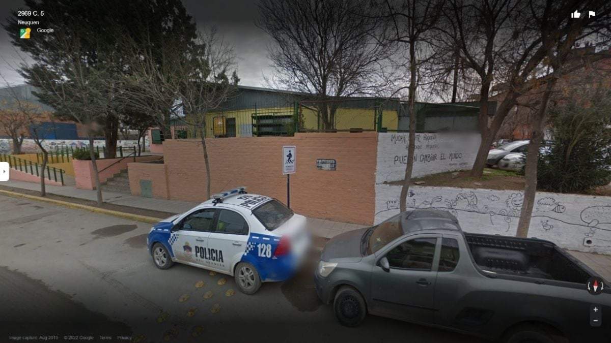 Frente de la Escuela 178, donde dos adolescentes apuñalaron a una mujer. Fuente: Facebook