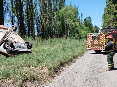 Un hombre perdió el control de su camioneta, volcó y arrancó un poste de luz