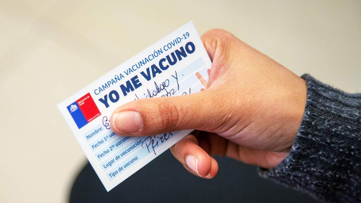 Así es el carnet de vacunación que se le entrega a los chilenos cuando reciben el fármaco contra la COVID 19. Fuente: (Twitter)