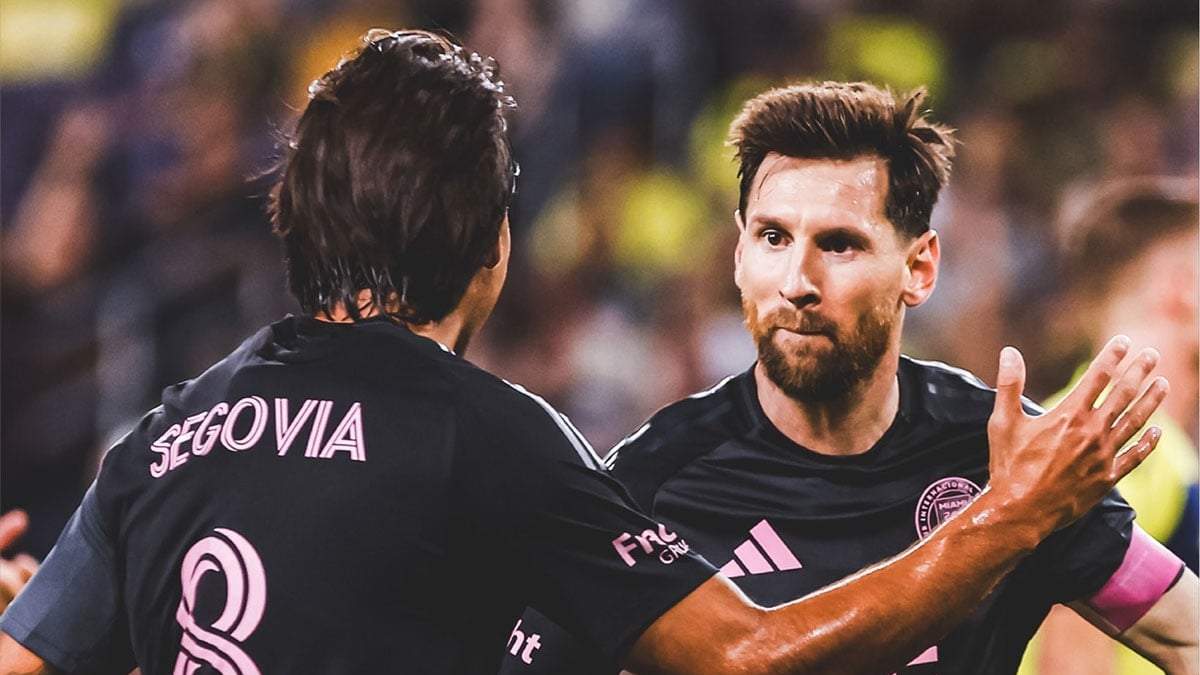 Leo Messi con cara seria, pero realmente estuvo con una sonrisa casi todo el partido. Se divirtió.