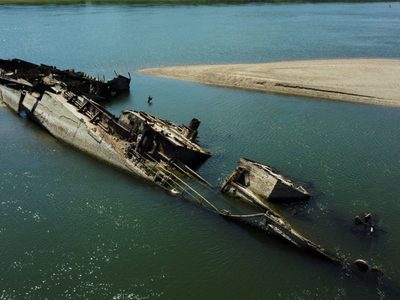 Por la sequía en Europa, buques alemanes hundidos en la Segunda Guerra Mundial emergen en el Danubio