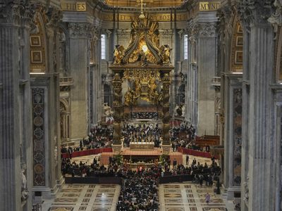 Jóvenes iban por la canonización de un santo millennial; se quedaron al funeral del papa Francisco