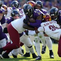 Jackson supera a Daniels y Henry logra dos touchdowns en triunfo de Ravens 30-23 sobre Commanders