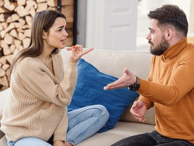 La psicología detrás de quienes siempre encuentran fallas en los demás: ¿qué significa?