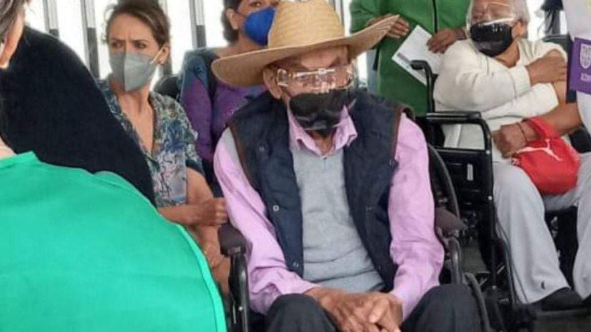 El expresidente Luis Echeverría Álvarez esperando por su vacuna contra el covid-19