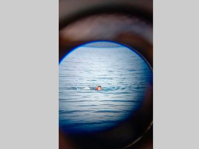 Un turista de Buenos Aires cayó de su kayak en el Nahuel Huapi sin traje de neoprene y pudo ser rescatado