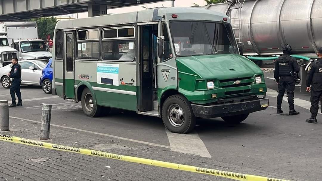 Microbús en el que asesinaron a una mujer en Iztapalapa
