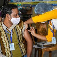 El desafío de vacunar a 1.300 millones de personas: India aprobó el uso del fármaco de AstraZeneca