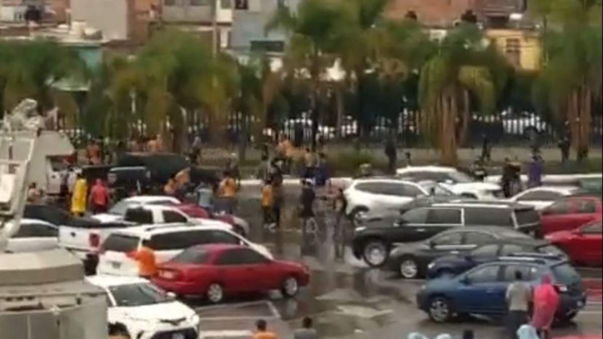 Trifulca entre aficionados del San Luis y Tigres