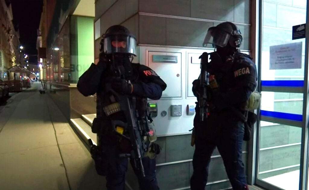 Dos policías resguardan el lugar donde se reportaron disparos en Viena, Austria