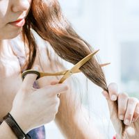 Cuáles son los mejores días para cortarse el cabello en agosto, según el calendario lunar