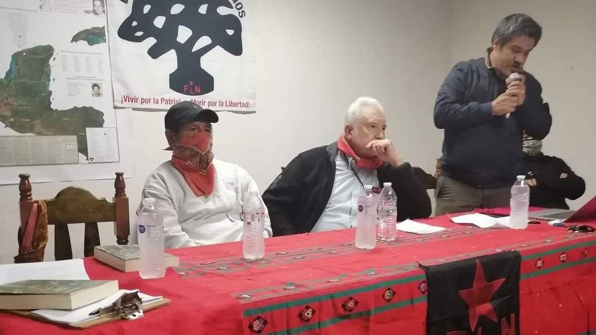El Comandante Germán (centro)