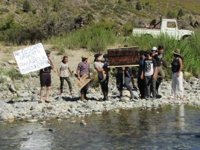 Pobladores de Cuyín Manzano “tendrán que seguir esperando” por una pasarela