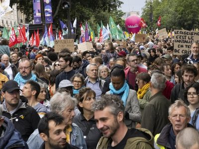 Miles de manifestantes franceses protestan contra la ultraderecha antes de elecciones anticipadas