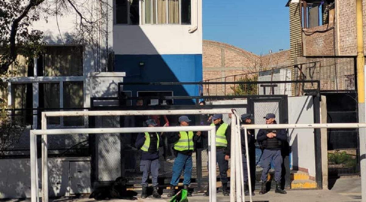 Los efectivos en el ingreso al municipio para evitar la presencia de ATE. Fuente: (Facebook)