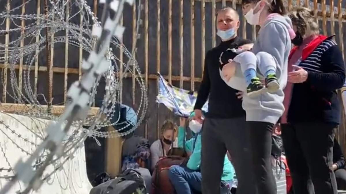 Familias rusas y ucranianas en la garita de San Ysidro