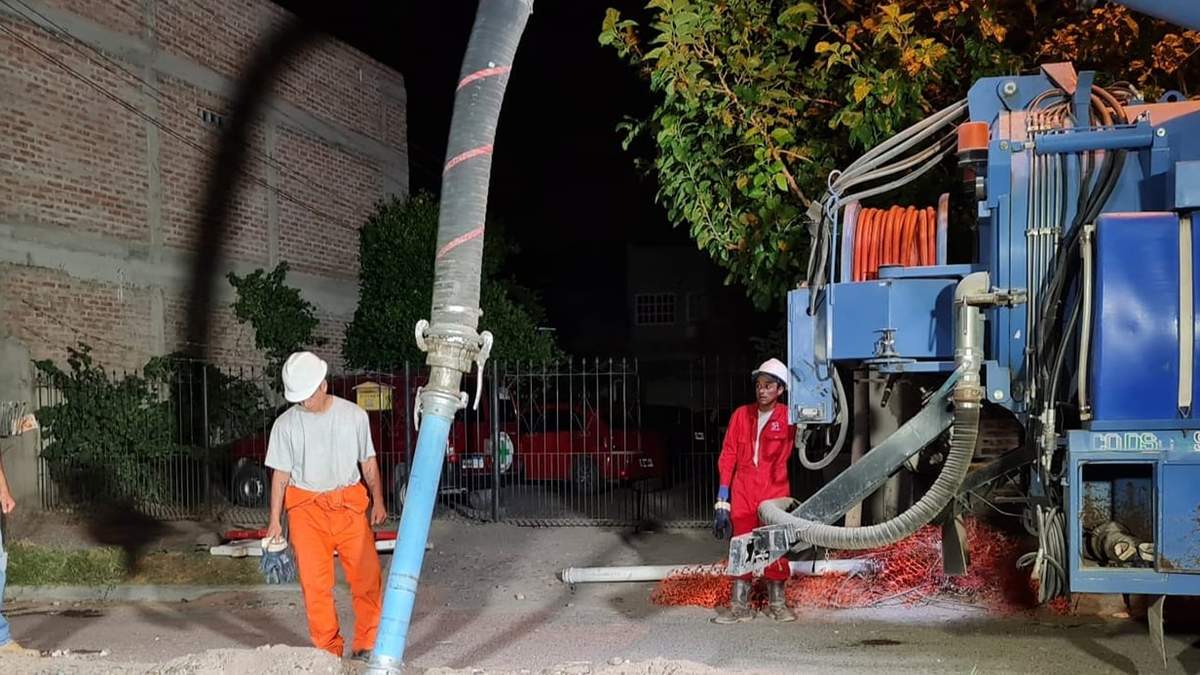 Se realizó la reparación de un caño que transporta líquidos cloacales. Fuente: (Neuquén Informa)