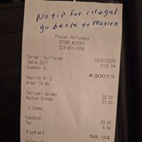 “No hay propina para ilegales”: dejan mensaje racista a mesero latino en Los Angeles