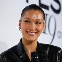 ¿Qué le pasó a su...? Bella Hadid sube el video más extraño de todos y ¡no está sola!