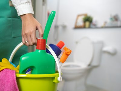 No compres una nueva: el truco de las abuelas para dejar las cortinas de baño como si recién las estrenaras