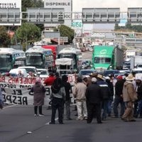 Bloquean la México-Toluca por falta de pagos por tierras para la construcción del Tren Interurbano