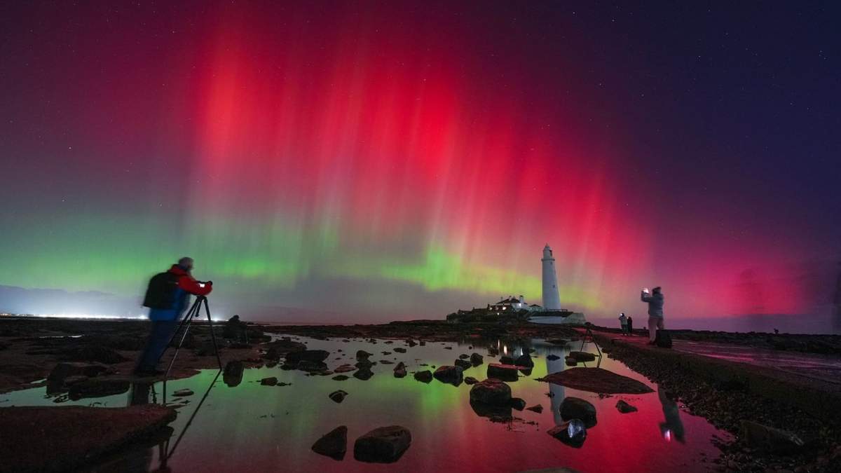 Una aurora boreal vista desde Salgotarjan, norte de Hungría, el 12 de noviembre de 2025