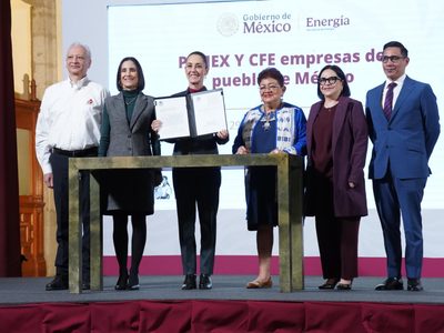 Sheinbaum firma leyes secundarias para hacer de Pemex y CFE empresas públicas del estado