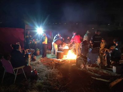 Conflicto sobre la Ruta 7: vecinos acampan por falta de luz en El Chañar y denuncian represión policial