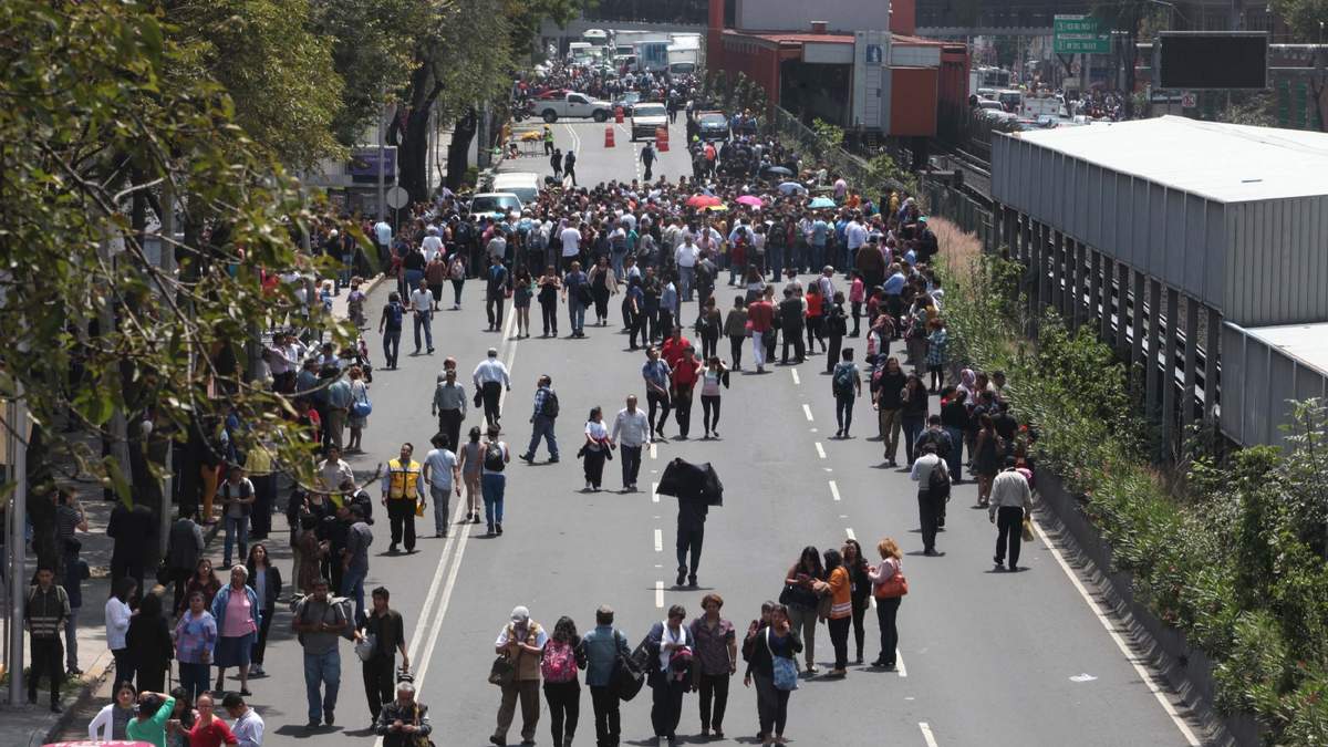 Gente caminando sobre Calzada de Tlalpan