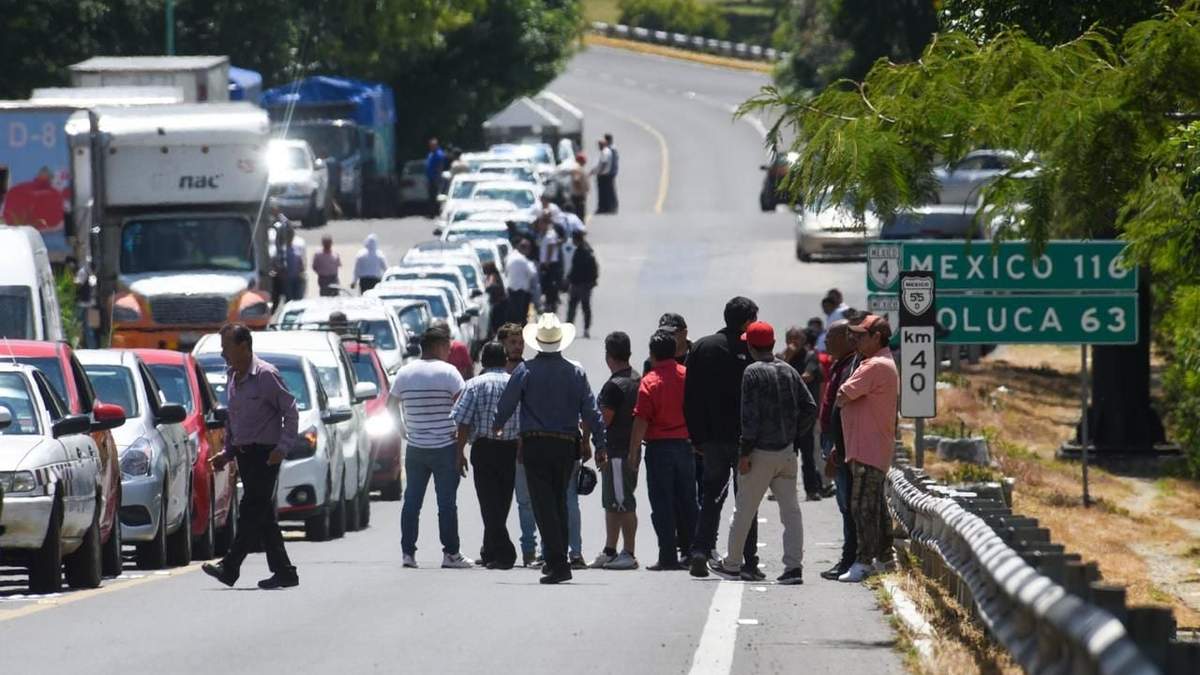 Bloqueo de taxistas y transportistas contra un operativo sobre La Familia Michoacana